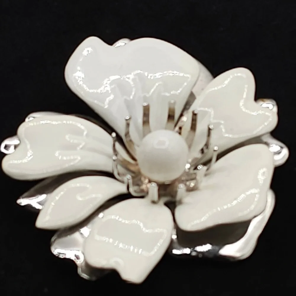 Vintage Sarah Coventry White Enamel Floral Brooch Silver Tone Dimensional‎ Pin